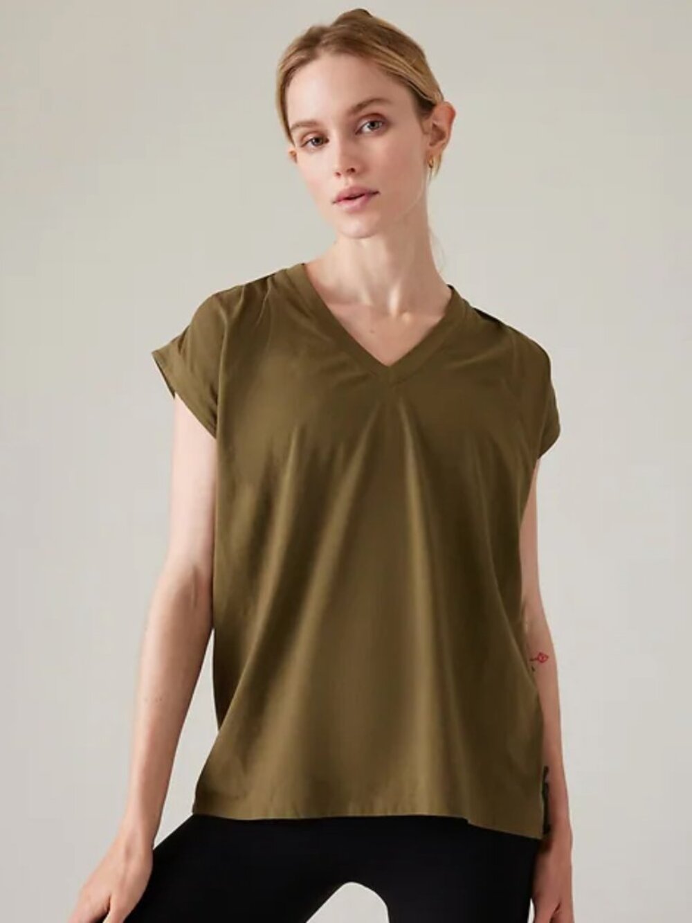 NWT Acacia Olive Athleta Outbound Twist T-Shirt in Medium